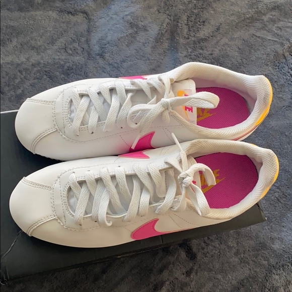 Nike Shoes - Nike cortez
